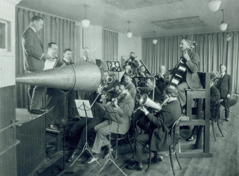 Recording room with recording horn